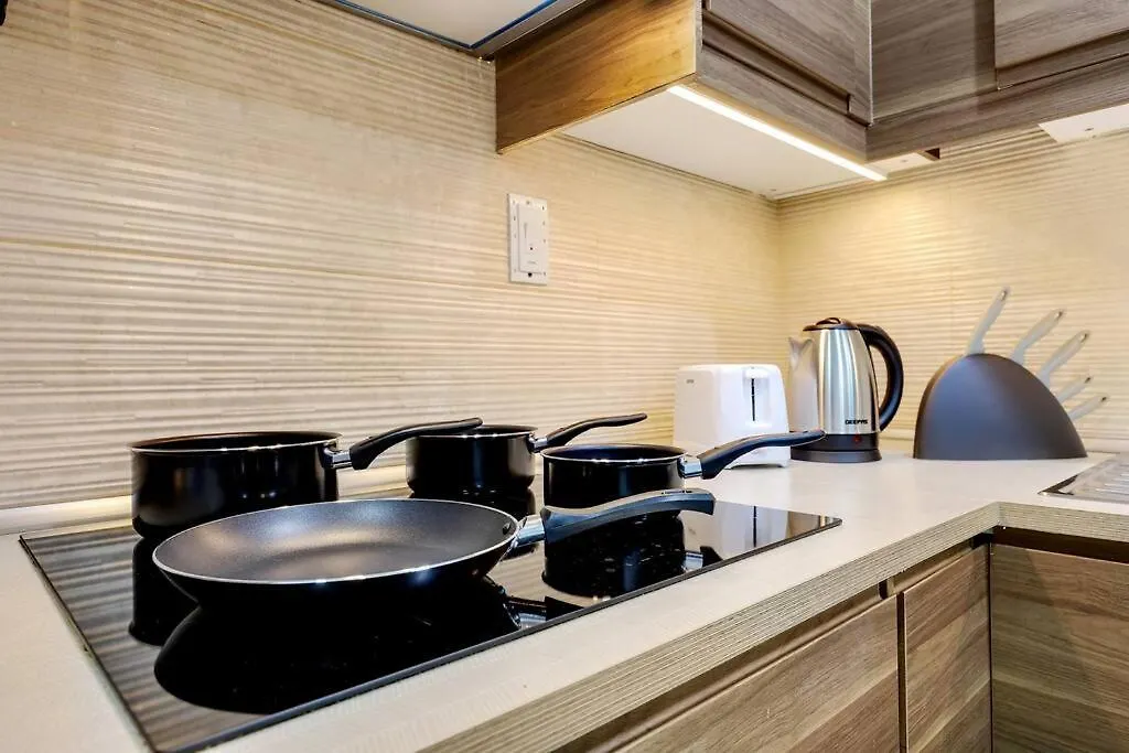 First Class 4Br Cozy Jumeirah Retreat Dubai Daire